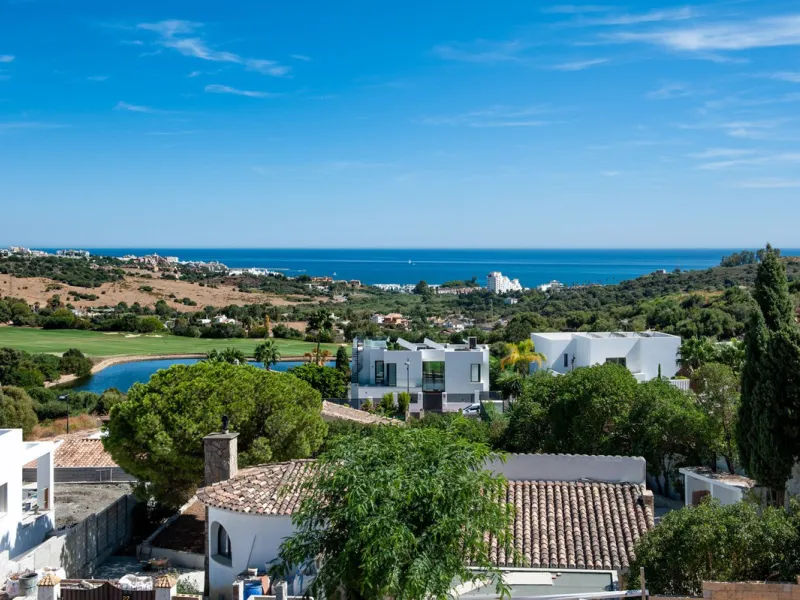 Move-in ready, brand new, modern, top-floor apartment for sale in a golf urbanization near Estepona town