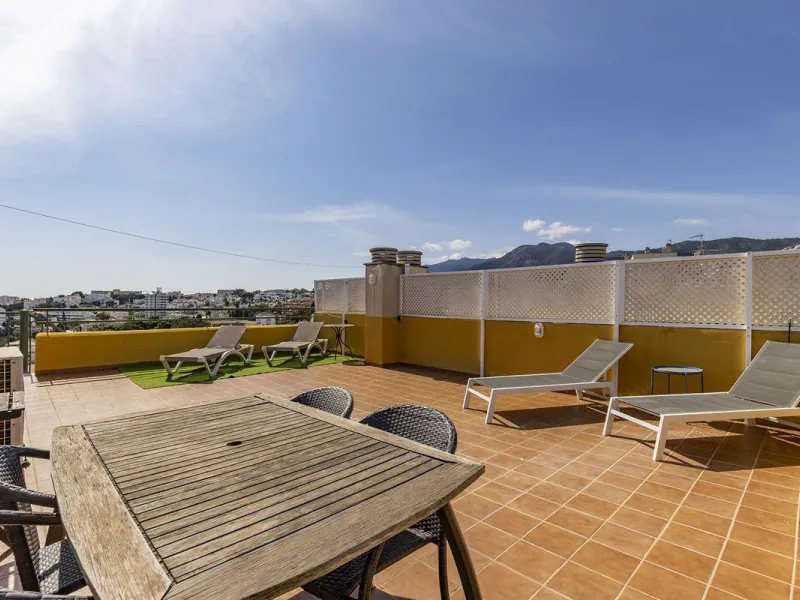 A beautiful South West facing penthouse with a roof terrace, amazing views, walking distance to public transport and local amenities, underground parking, a storage room and on a community which allows short term rentals (subject to the new buyer going th