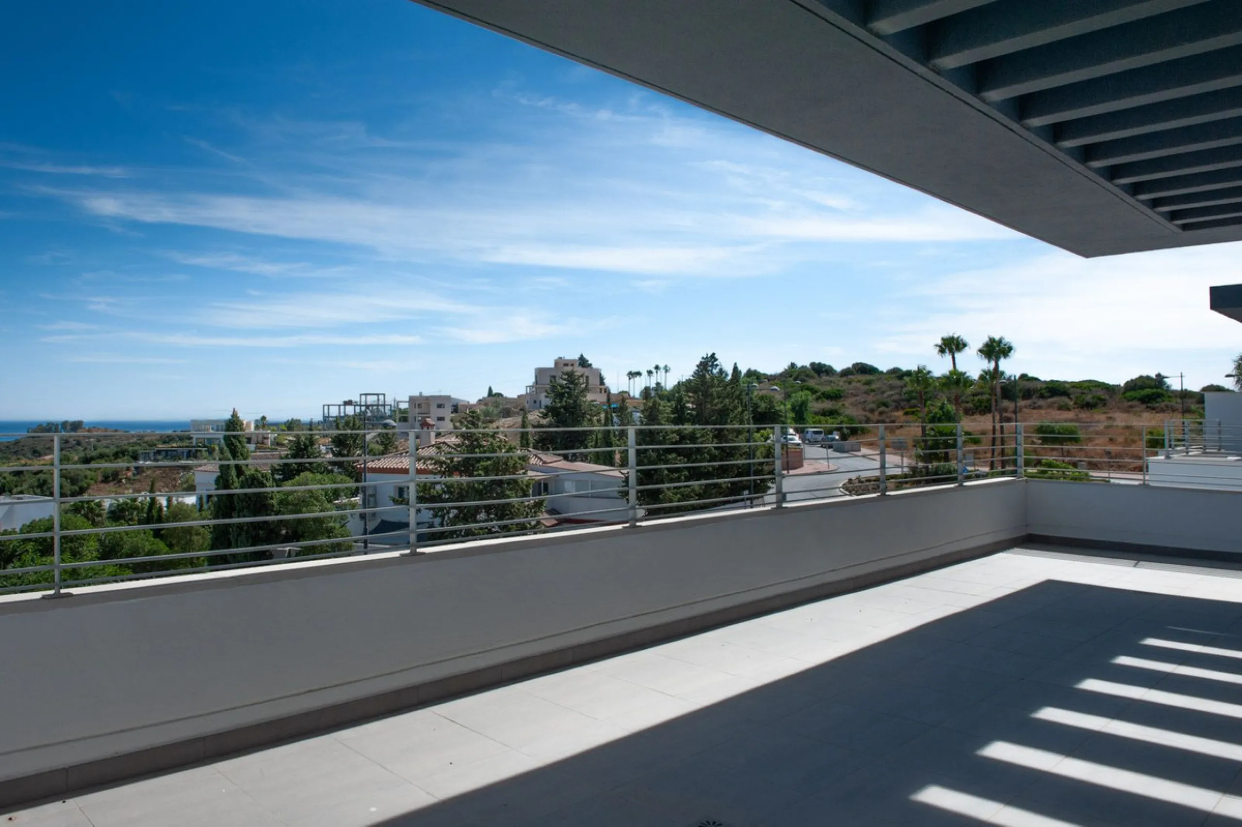 Move-in ready, brand new, modern, top-floor apartment for sale in a golf urbanization near Estepona town