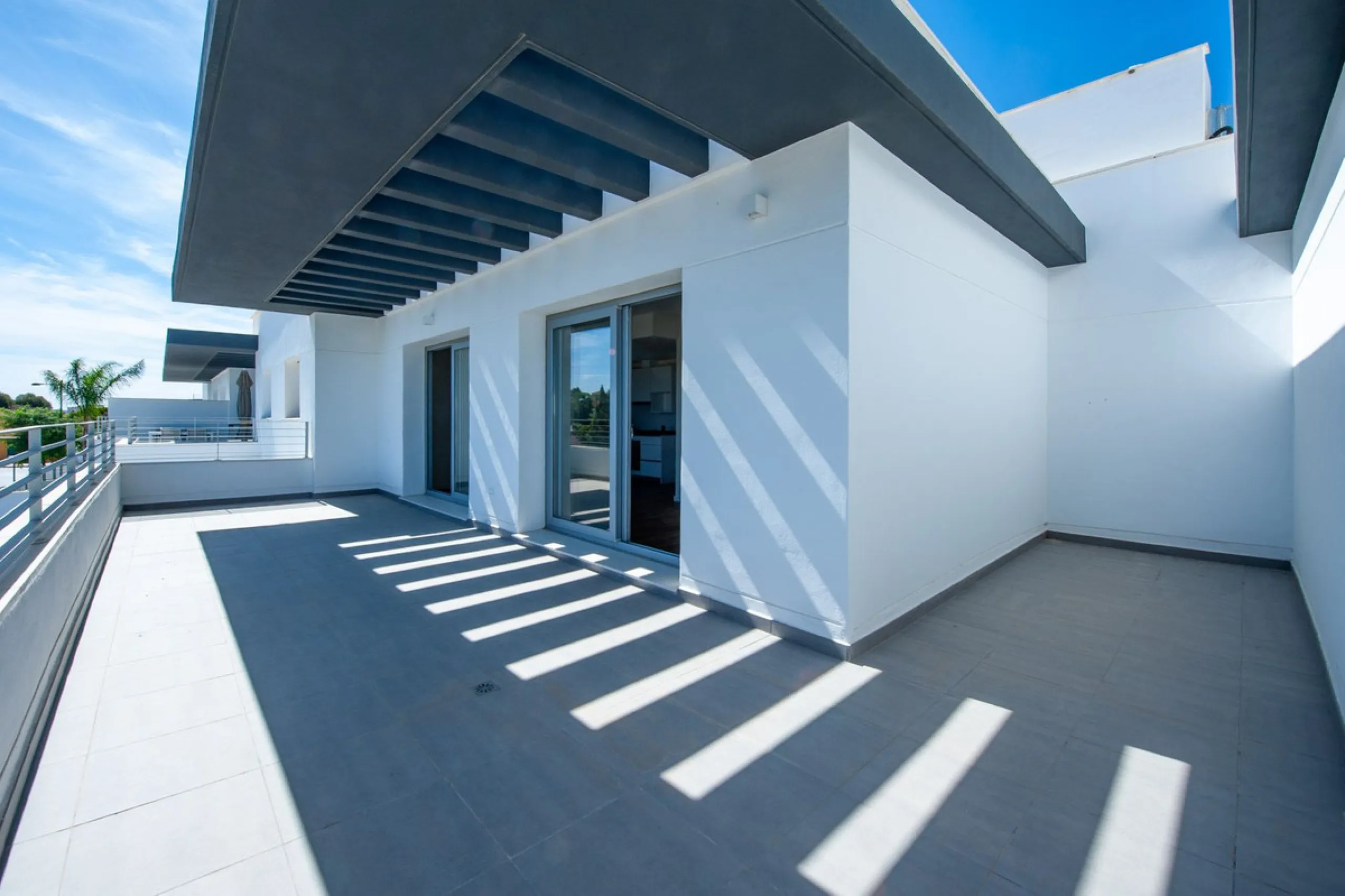 Move-in ready, brand new, modern, top-floor apartment for sale in a golf urbanization near Estepona town