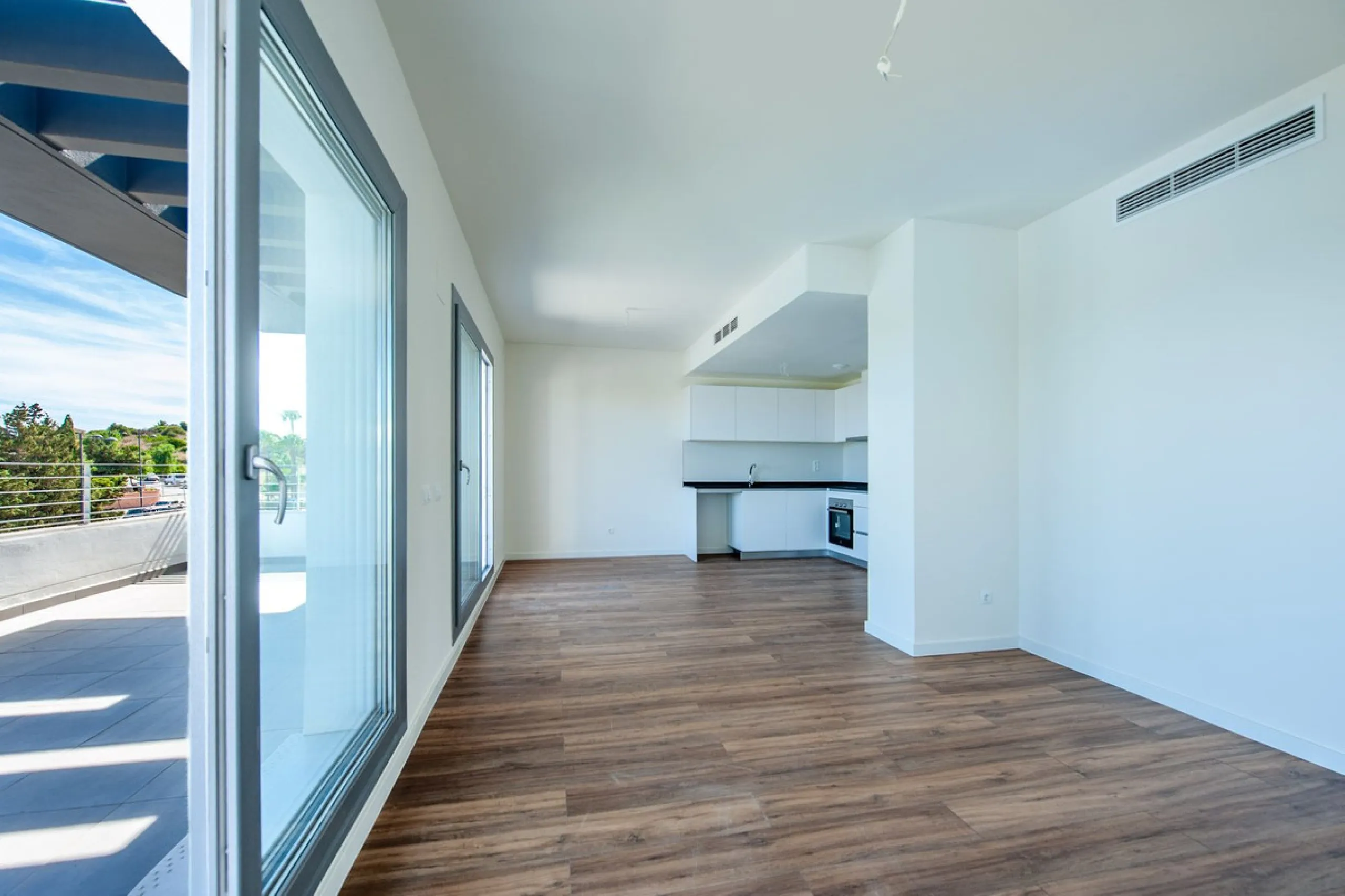 Move-in ready, brand new, modern, top-floor apartment for sale in a golf urbanization near Estepona town