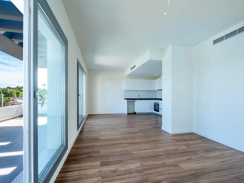 Move-in ready, brand new, modern, top-floor apartment for sale in a golf urbanization near Estepona town