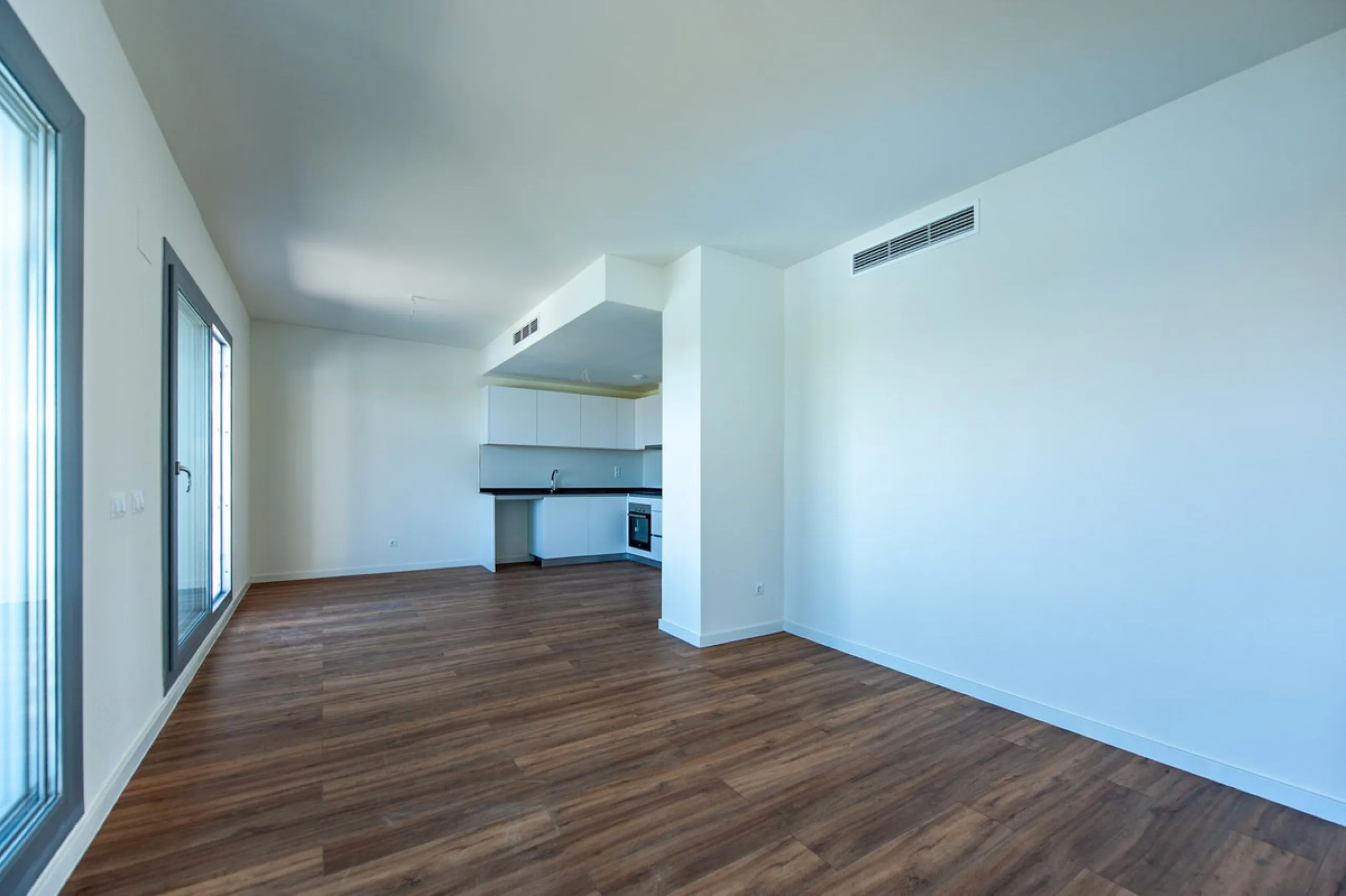 Move-in ready, brand new, modern, top-floor apartment for sale in a golf urbanization near Estepona town