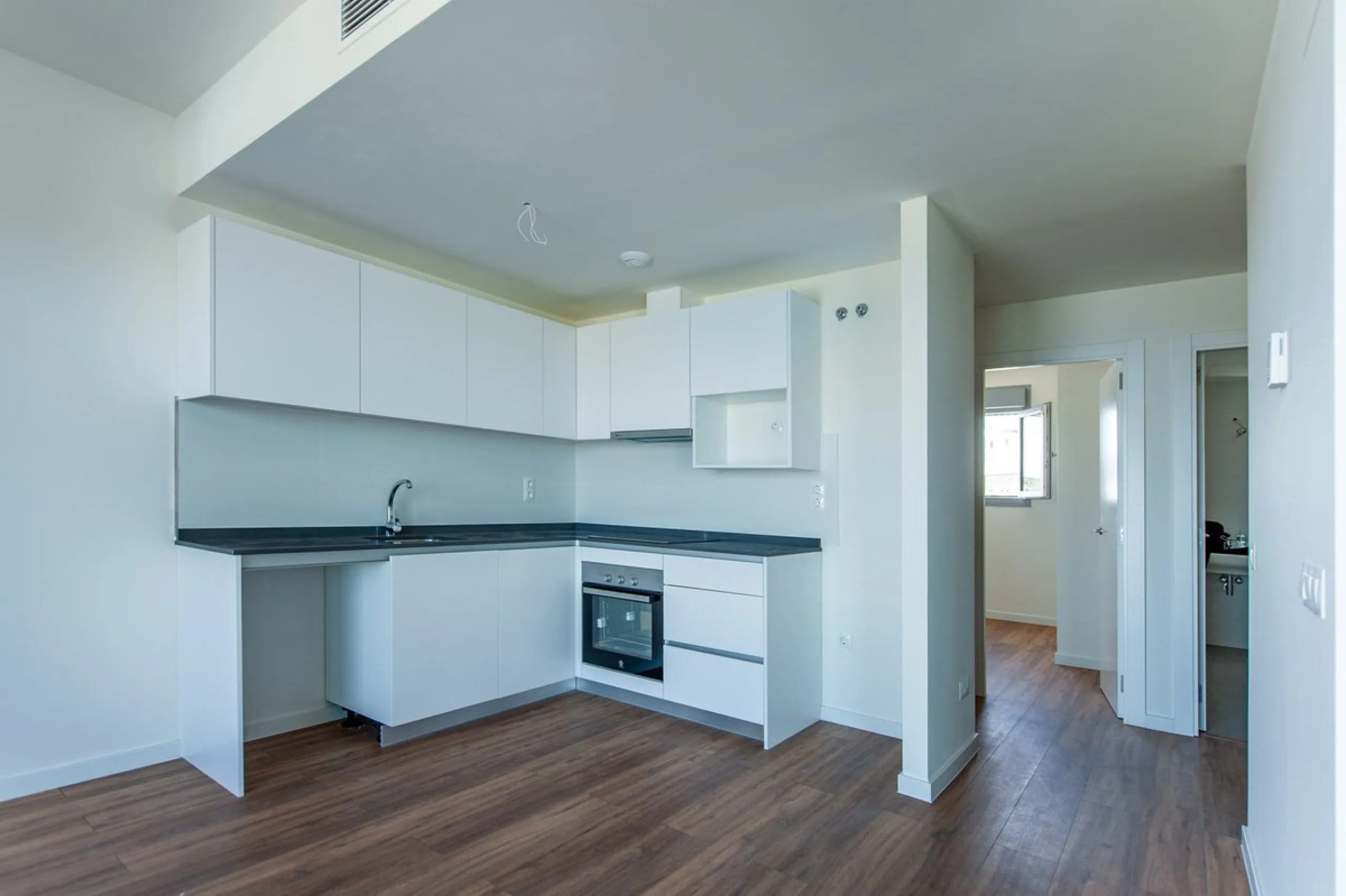 Move-in ready, brand new, modern, top-floor apartment for sale in a golf urbanization near Estepona town