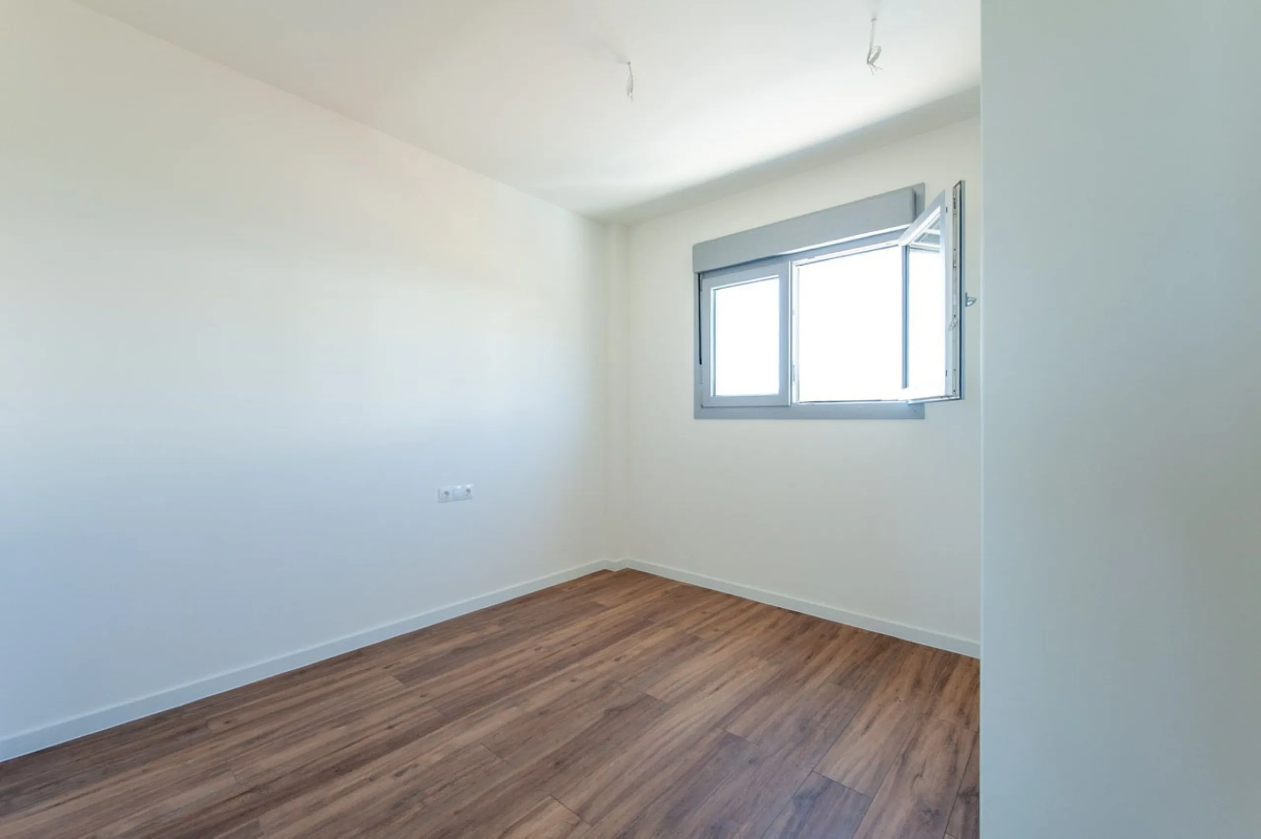 Move-in ready, brand new, modern, top-floor apartment for sale in a golf urbanization near Estepona town