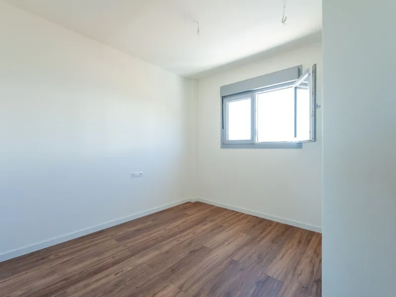 Move-in ready, brand new, modern, top-floor apartment for sale in a golf urbanization near Estepona town