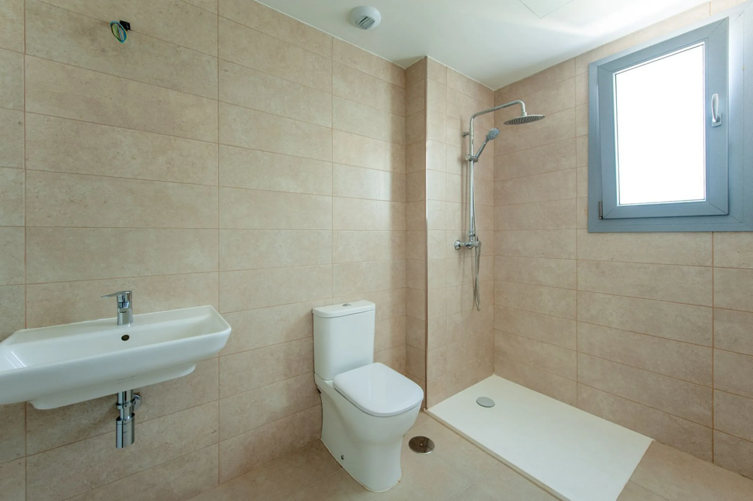 Move-in ready, brand new, modern, top-floor apartment for sale in a golf urbanization near Estepona town