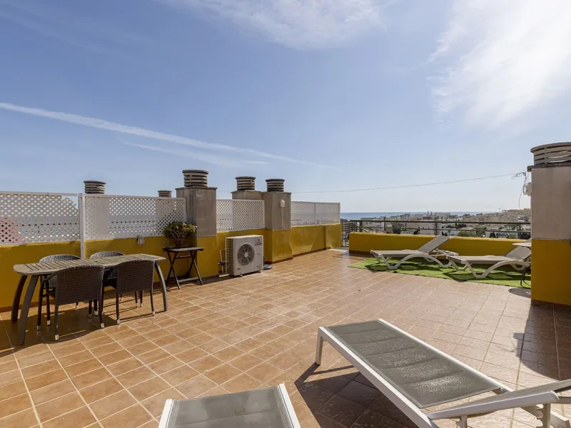 A beautiful South West facing penthouse with a roof terrace, amazing views, walking distance to public transport and local amenities, underground parking, a storage room and on a community which allows short term rentals (subject to the new buyer going th