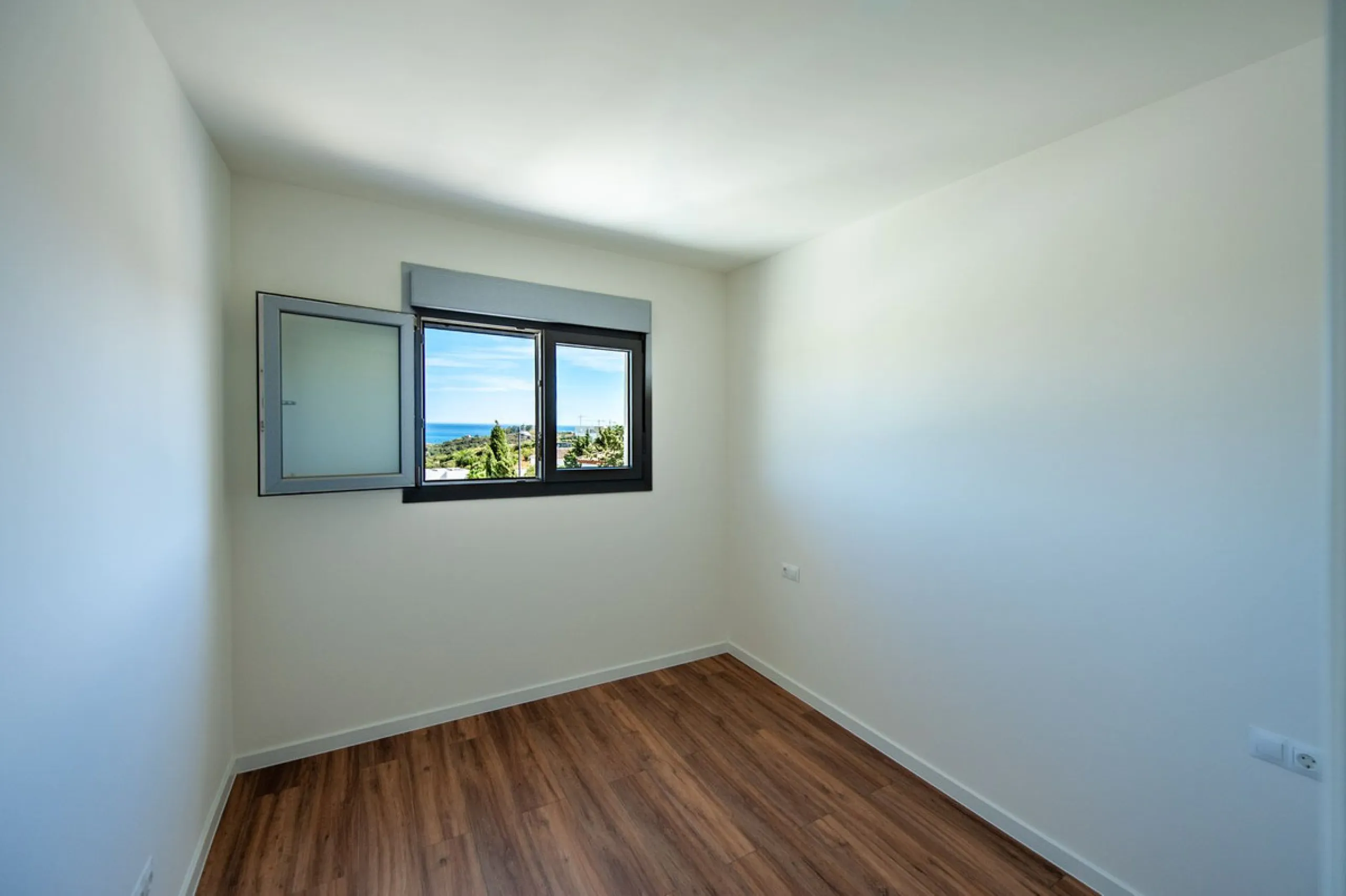 Move-in ready, brand new, modern, top-floor apartment for sale in a golf urbanization near Estepona town
