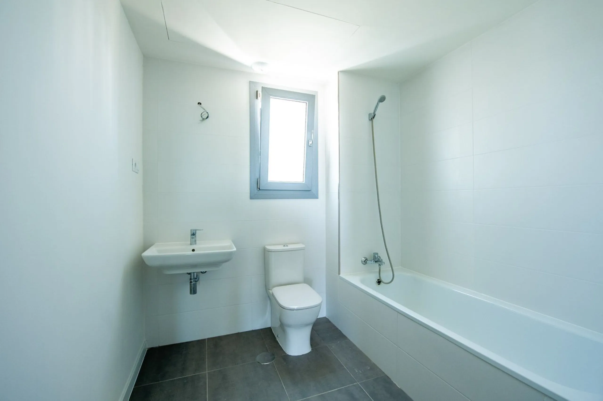 Move-in ready, brand new, modern, top-floor apartment for sale in a golf urbanization near Estepona town