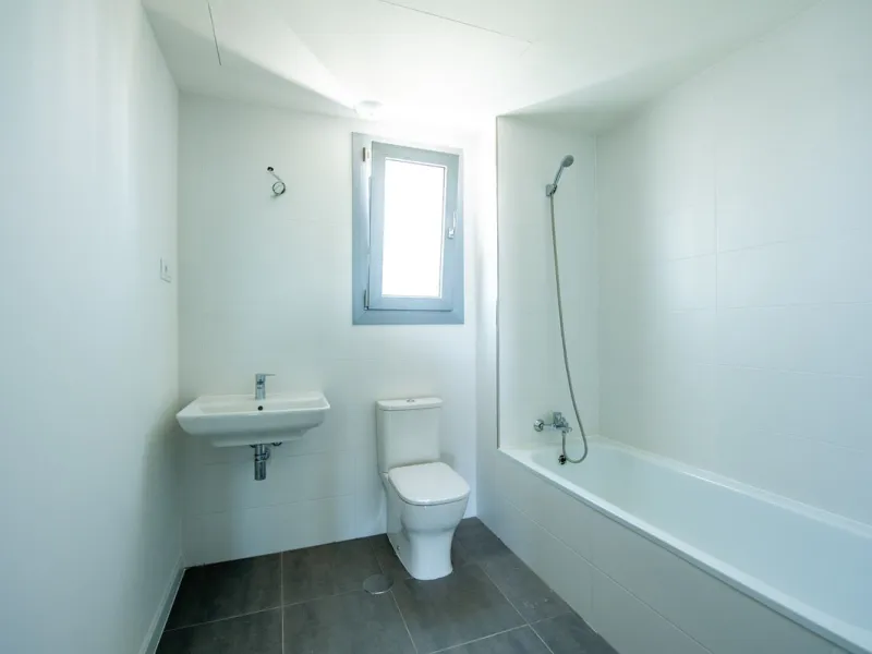 Move-in ready, brand new, modern, top-floor apartment for sale in a golf urbanization near Estepona town