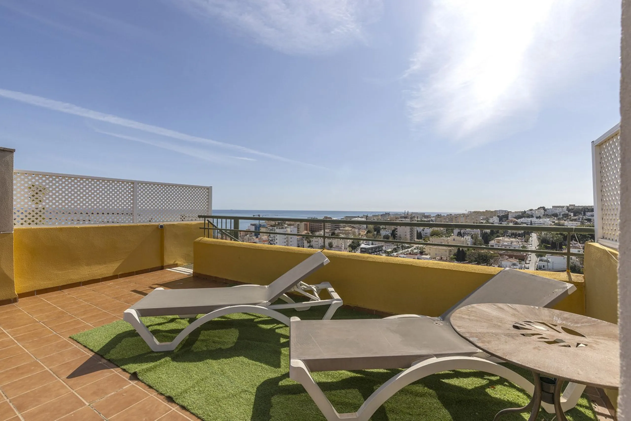 A beautiful South West facing penthouse with a roof terrace, amazing views, walking distance to public transport and local amenities, underground parking, a storage room and on a community which allows short term rentals (subject to the new buyer going th