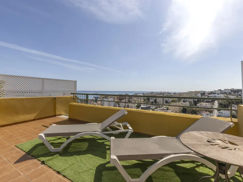 A beautiful South West facing penthouse with a roof terrace, amazing views, walking distance to public transport and local amenities, underground parking, a storage room and on a community which allows short term rentals (subject to the new buyer going th