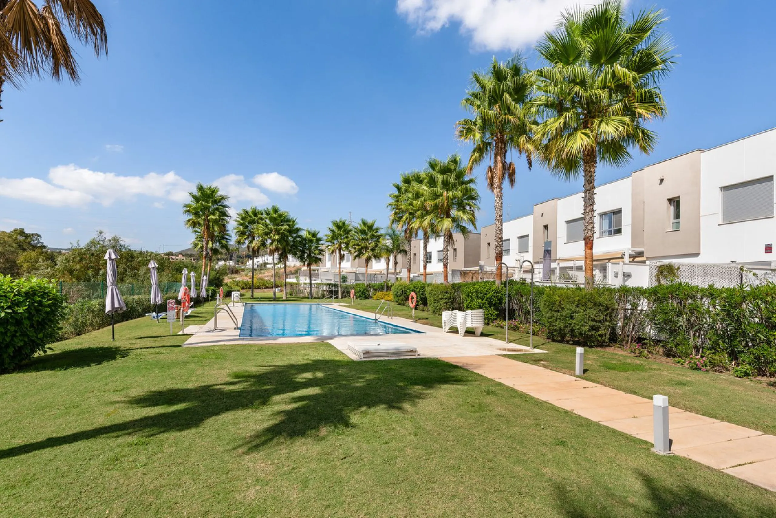 This modern townhouse is located in the newly constructed development, nestled within the renowned Estepona Golf area. The property enjoys a prime location, just a short drive from the beach, shopping, dining, and various amenities, making it ideal for pe