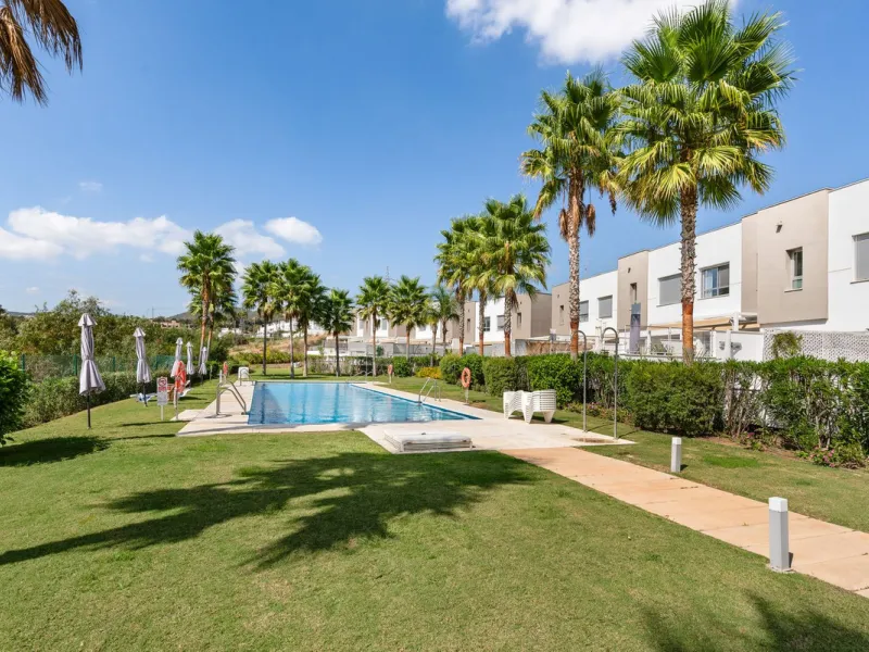 This modern townhouse is located in the newly constructed development, nestled within the renowned Estepona Golf area. The property enjoys a prime location, just a short drive from the beach, shopping, dining, and various amenities, making it ideal for pe