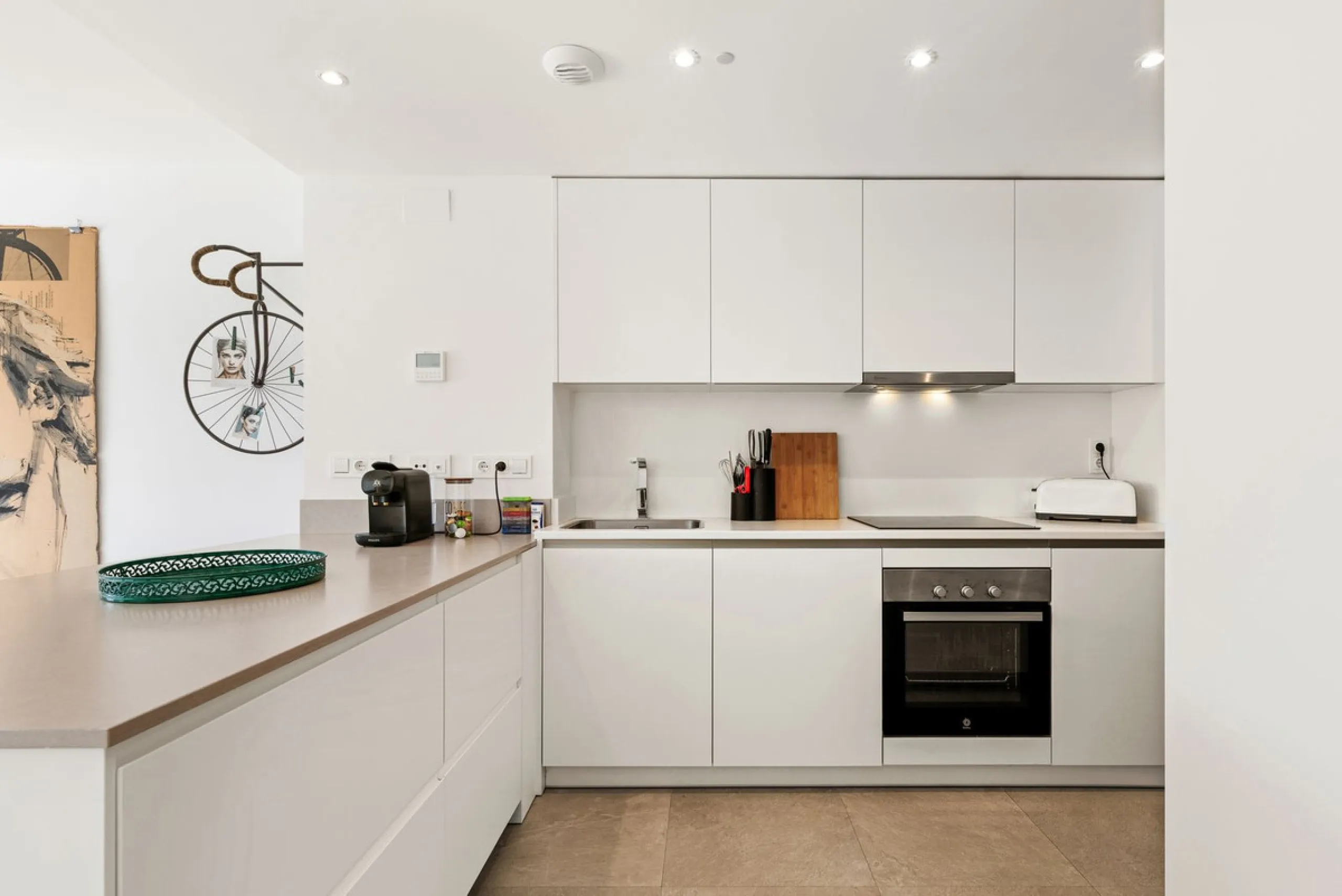 This modern townhouse is located in the newly constructed development, nestled within the renowned Estepona Golf area. The property enjoys a prime location, just a short drive from the beach, shopping, dining, and various amenities, making it ideal for pe