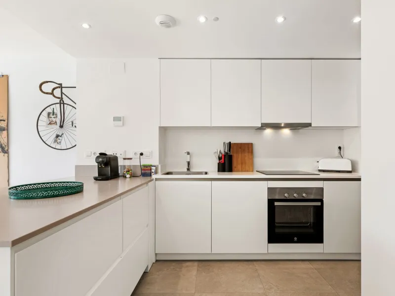 This modern townhouse is located in the newly constructed development, nestled within the renowned Estepona Golf area. The property enjoys a prime location, just a short drive from the beach, shopping, dining, and various amenities, making it ideal for pe
