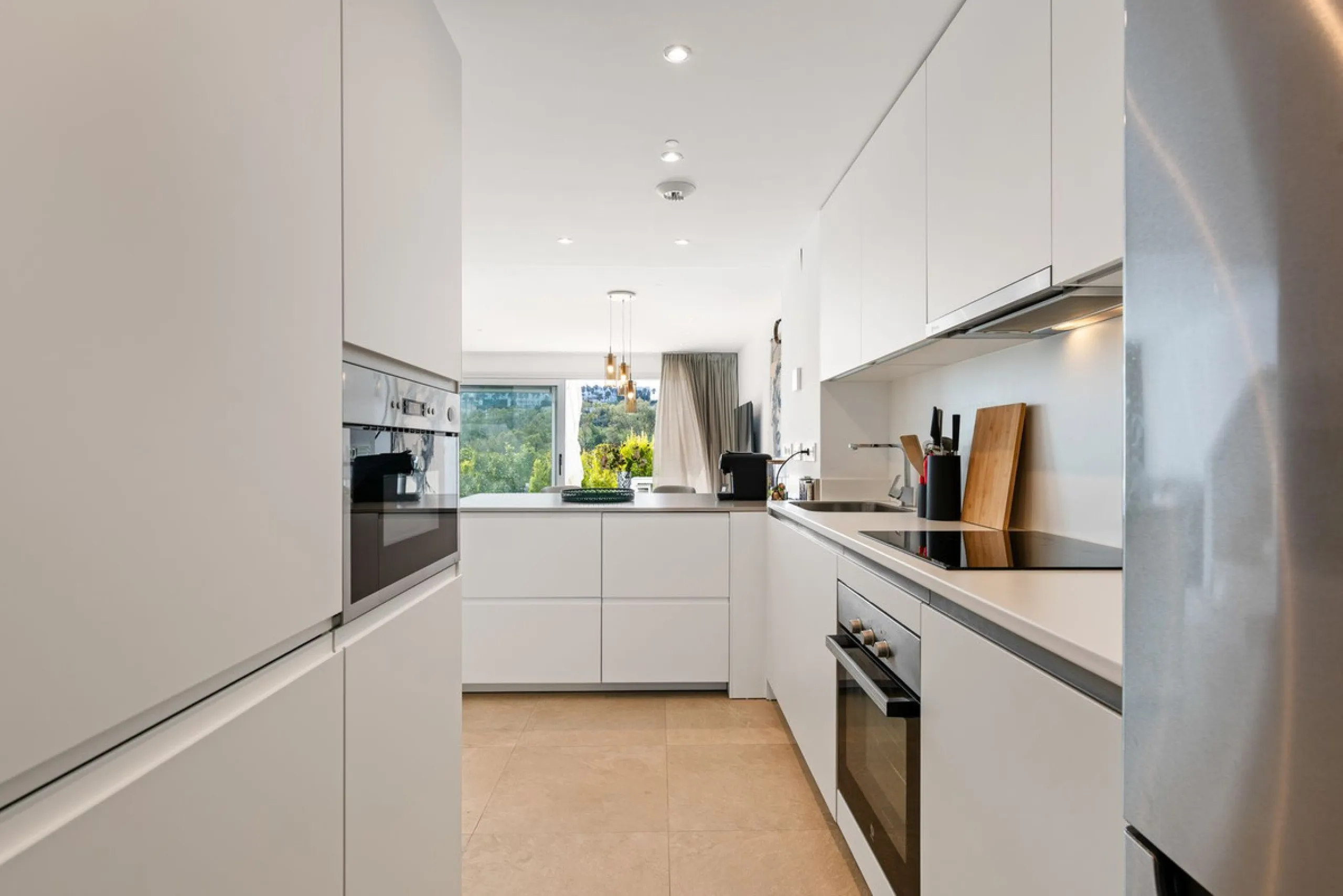This modern townhouse is located in the newly constructed development, nestled within the renowned Estepona Golf area. The property enjoys a prime location, just a short drive from the beach, shopping, dining, and various amenities, making it ideal for pe