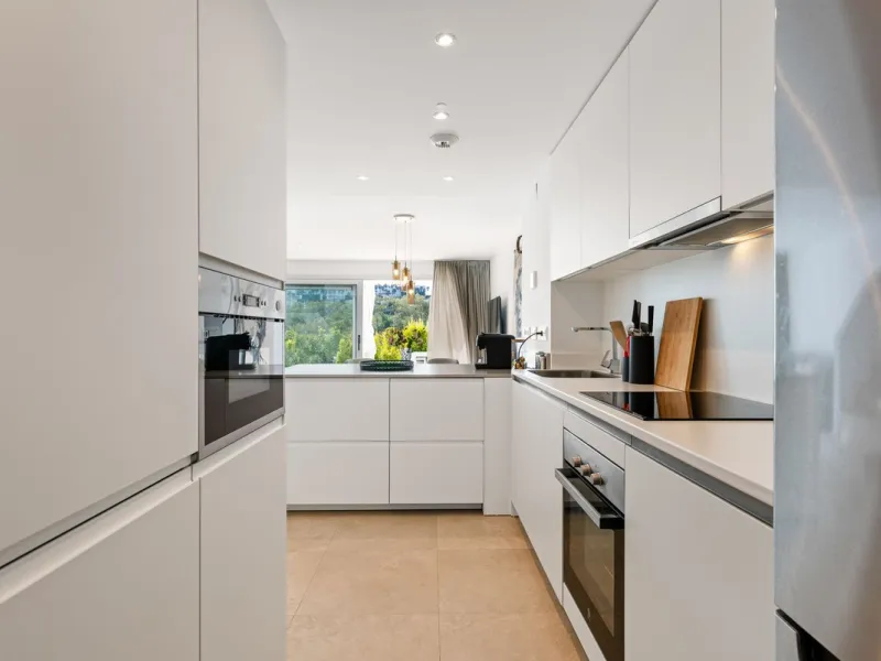 This modern townhouse is located in the newly constructed development, nestled within the renowned Estepona Golf area. The property enjoys a prime location, just a short drive from the beach, shopping, dining, and various amenities, making it ideal for pe