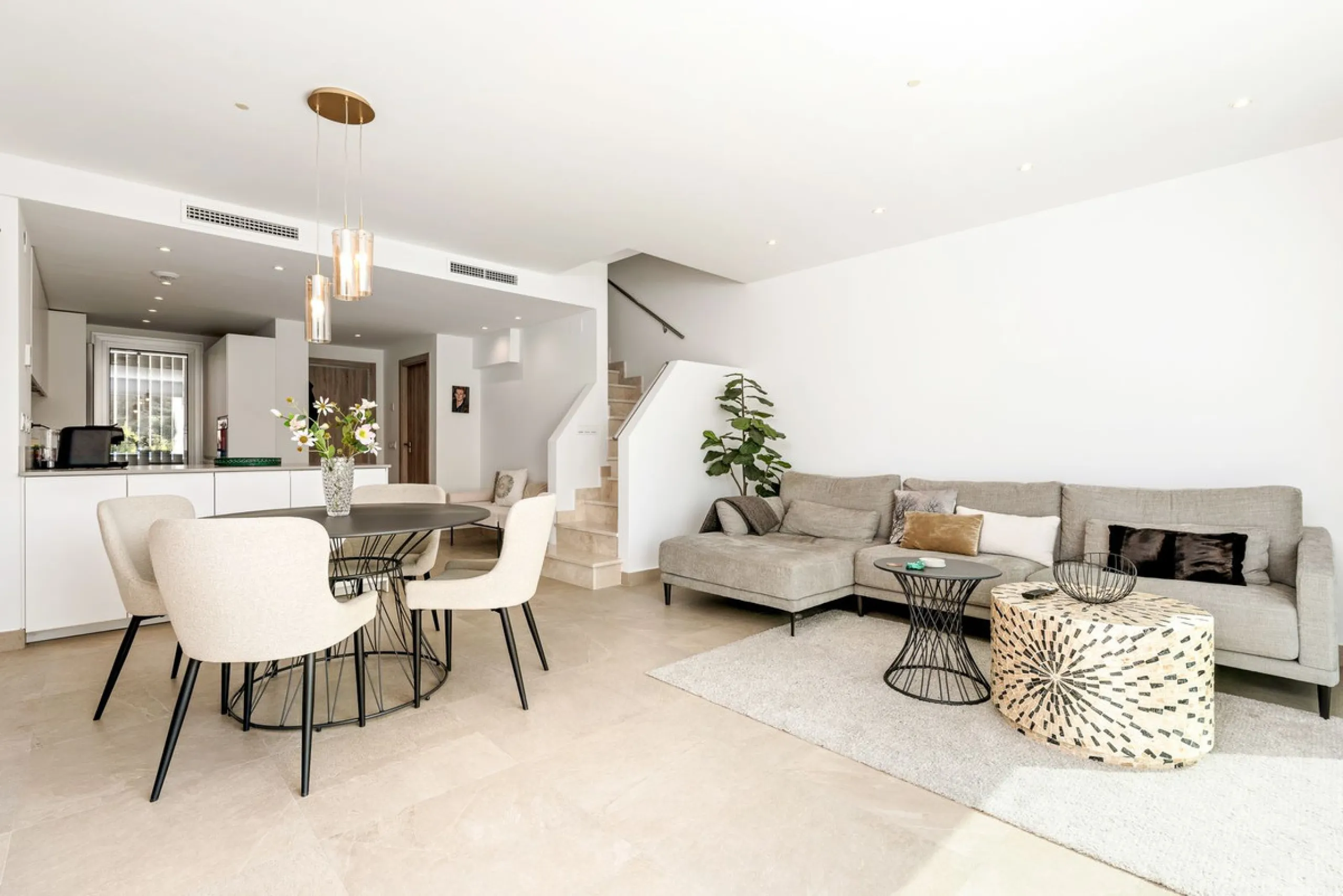 This modern townhouse is located in the newly constructed development, nestled within the renowned Estepona Golf area. The property enjoys a prime location, just a short drive from the beach, shopping, dining, and various amenities, making it ideal for pe