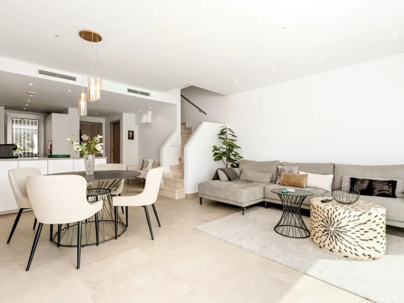 This modern townhouse is located in the newly constructed development, nestled within the renowned Estepona Golf area. The property enjoys a prime location, just a short drive from the beach, shopping, dining, and various amenities, making it ideal for pe
