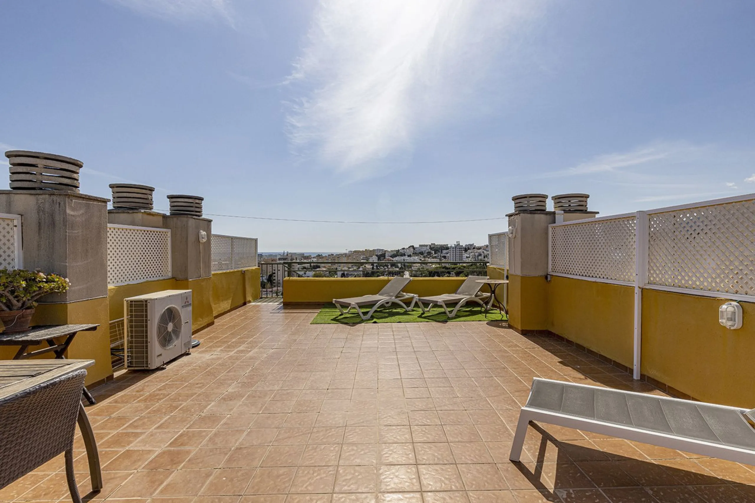 A beautiful South West facing penthouse with a roof terrace, amazing views, walking distance to public transport and local amenities, underground parking, a storage room and on a community which allows short term rentals (subject to the new buyer going th