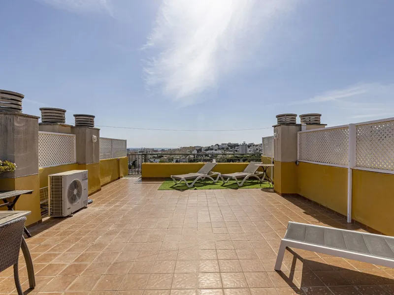 A beautiful South West facing penthouse with a roof terrace, amazing views, walking distance to public transport and local amenities, underground parking, a storage room and on a community which allows short term rentals (subject to the new buyer going th