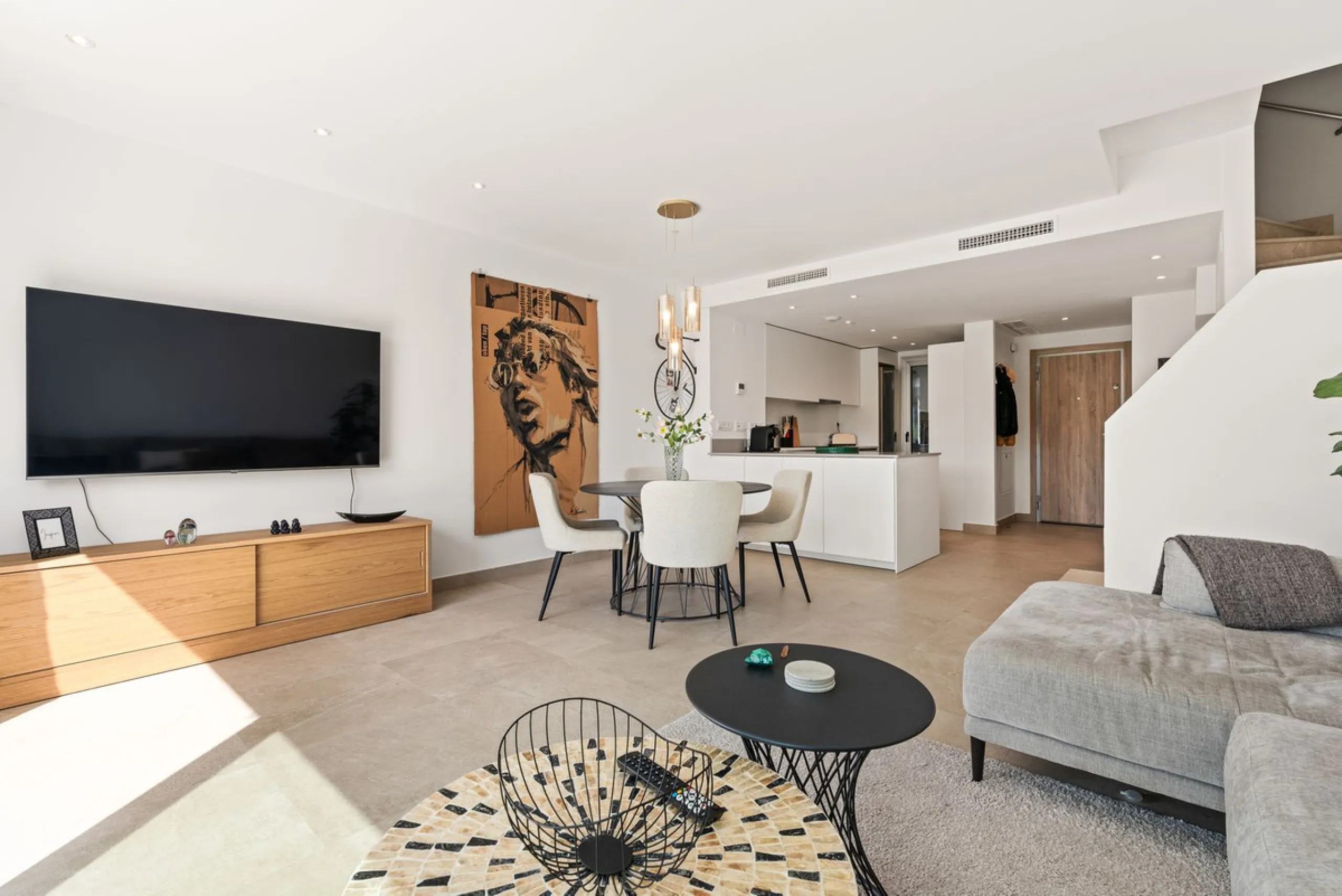 This modern townhouse is located in the newly constructed development, nestled within the renowned Estepona Golf area. The property enjoys a prime location, just a short drive from the beach, shopping, dining, and various amenities, making it ideal for pe