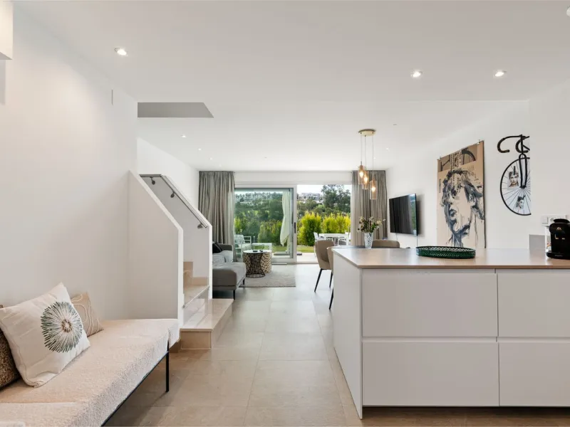 This modern townhouse is located in the newly constructed development, nestled within the renowned Estepona Golf area. The property enjoys a prime location, just a short drive from the beach, shopping, dining, and various amenities, making it ideal for pe
