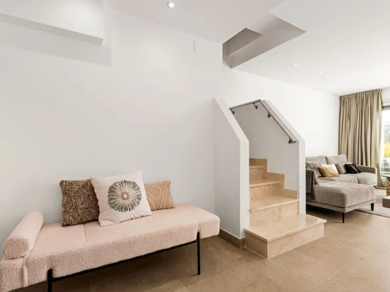 This modern townhouse is located in the newly constructed development, nestled within the renowned Estepona Golf area. The property enjoys a prime location, just a short drive from the beach, shopping, dining, and various amenities, making it ideal for pe