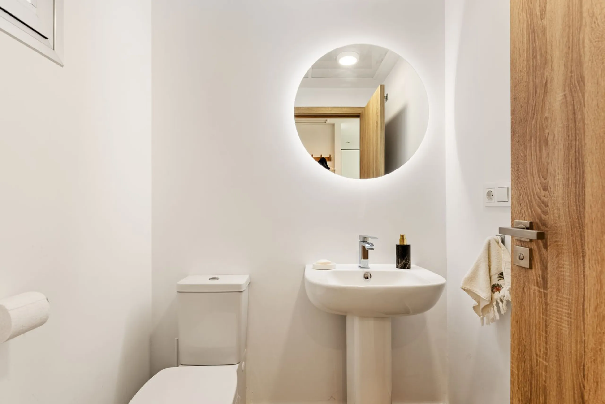 This modern townhouse is located in the newly constructed development, nestled within the renowned Estepona Golf area. The property enjoys a prime location, just a short drive from the beach, shopping, dining, and various amenities, making it ideal for pe