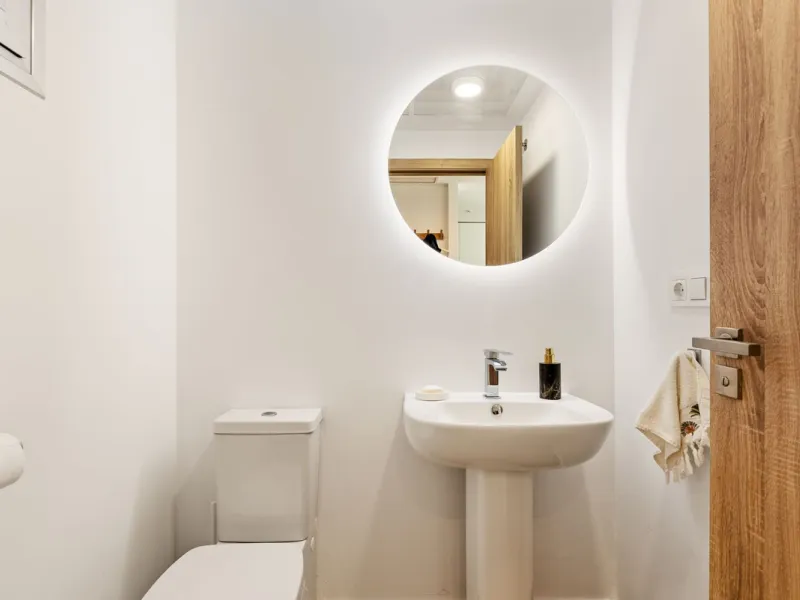 This modern townhouse is located in the newly constructed development, nestled within the renowned Estepona Golf area. The property enjoys a prime location, just a short drive from the beach, shopping, dining, and various amenities, making it ideal for pe