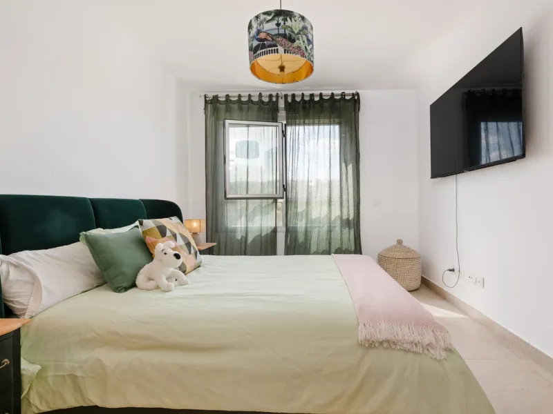 This modern townhouse is located in the newly constructed development, nestled within the renowned Estepona Golf area. The property enjoys a prime location, just a short drive from the beach, shopping, dining, and various amenities, making it ideal for pe