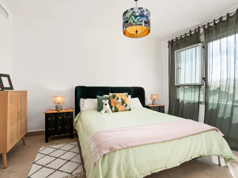 This modern townhouse is located in the newly constructed development, nestled within the renowned Estepona Golf area. The property enjoys a prime location, just a short drive from the beach, shopping, dining, and various amenities, making it ideal for pe