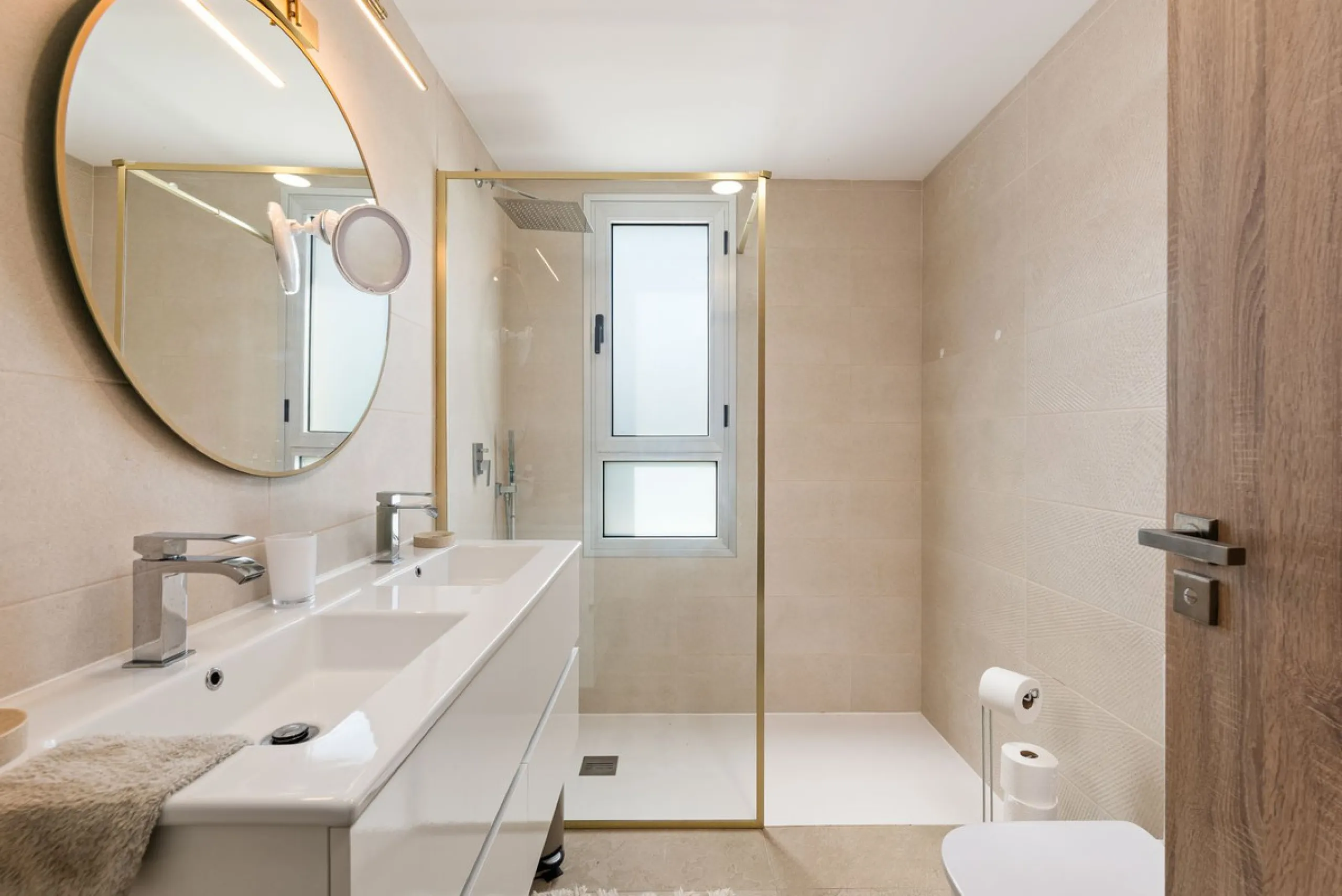 This modern townhouse is located in the newly constructed development, nestled within the renowned Estepona Golf area. The property enjoys a prime location, just a short drive from the beach, shopping, dining, and various amenities, making it ideal for pe