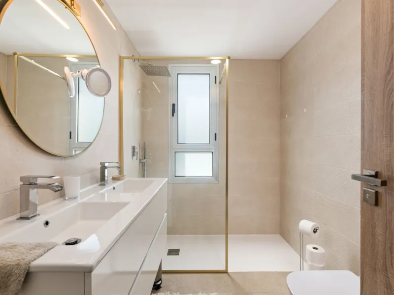 This modern townhouse is located in the newly constructed development, nestled within the renowned Estepona Golf area. The property enjoys a prime location, just a short drive from the beach, shopping, dining, and various amenities, making it ideal for pe
