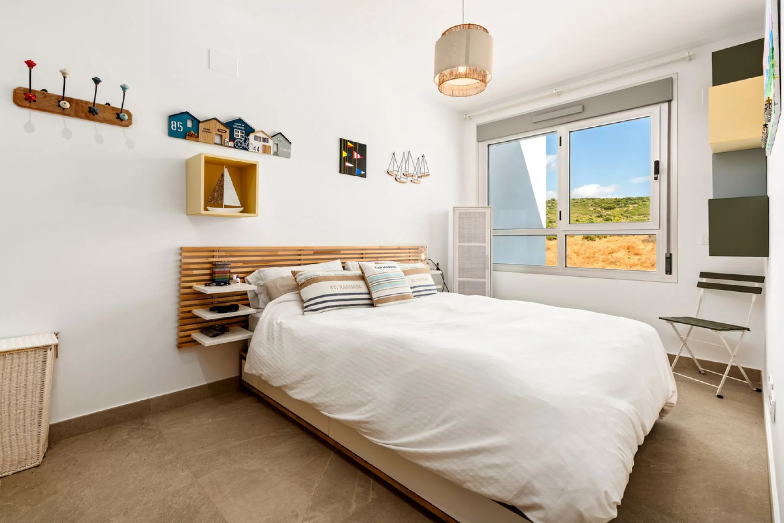 This modern townhouse is located in the newly constructed development, nestled within the renowned Estepona Golf area. The property enjoys a prime location, just a short drive from the beach, shopping, dining, and various amenities, making it ideal for pe