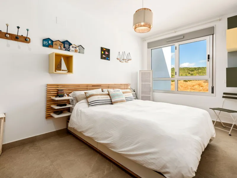 This modern townhouse is located in the newly constructed development, nestled within the renowned Estepona Golf area. The property enjoys a prime location, just a short drive from the beach, shopping, dining, and various amenities, making it ideal for pe