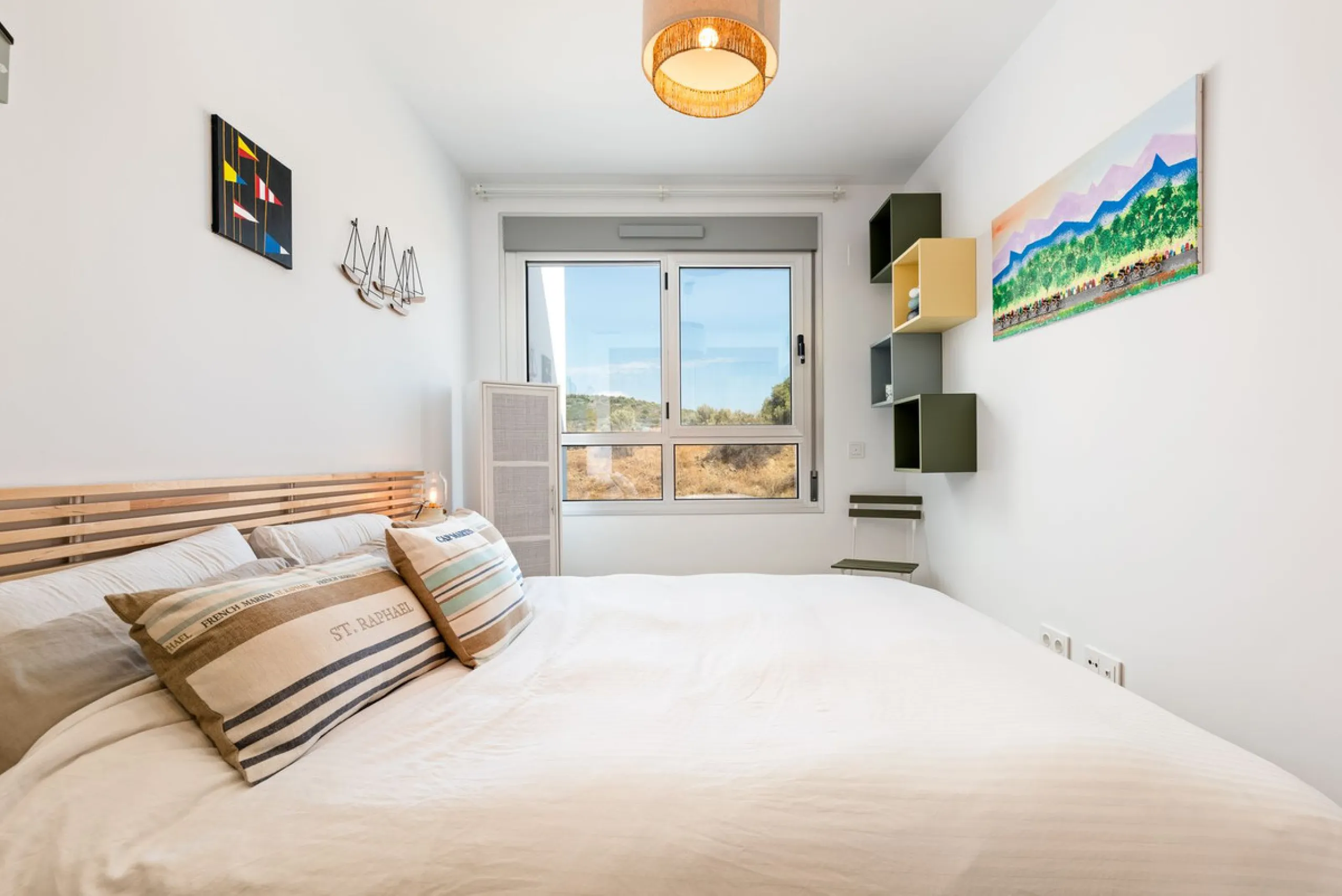 This modern townhouse is located in the newly constructed development, nestled within the renowned Estepona Golf area. The property enjoys a prime location, just a short drive from the beach, shopping, dining, and various amenities, making it ideal for pe