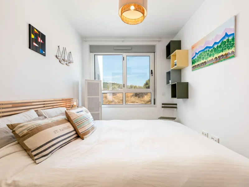 This modern townhouse is located in the newly constructed development, nestled within the renowned Estepona Golf area. The property enjoys a prime location, just a short drive from the beach, shopping, dining, and various amenities, making it ideal for pe