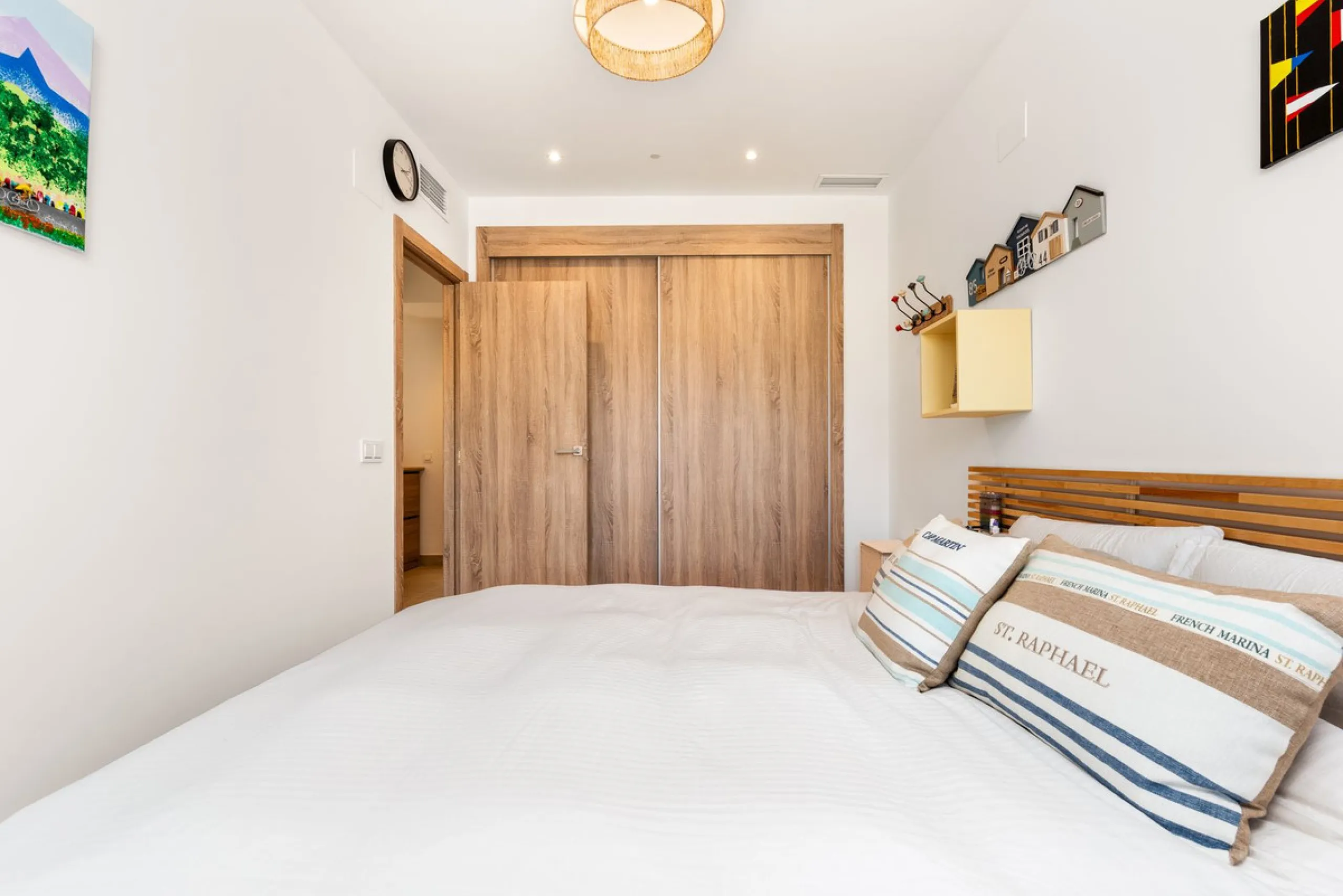 This modern townhouse is located in the newly constructed development, nestled within the renowned Estepona Golf area. The property enjoys a prime location, just a short drive from the beach, shopping, dining, and various amenities, making it ideal for pe