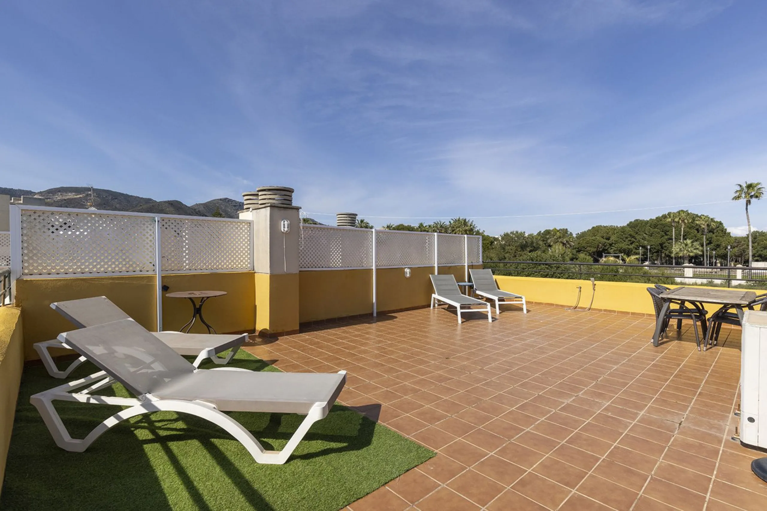 A beautiful South West facing penthouse with a roof terrace, amazing views, walking distance to public transport and local amenities, underground parking, a storage room and on a community which allows short term rentals (subject to the new buyer going th