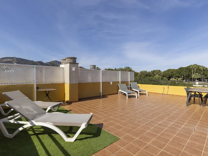A beautiful South West facing penthouse with a roof terrace, amazing views, walking distance to public transport and local amenities, underground parking, a storage room and on a community which allows short term rentals (subject to the new buyer going th