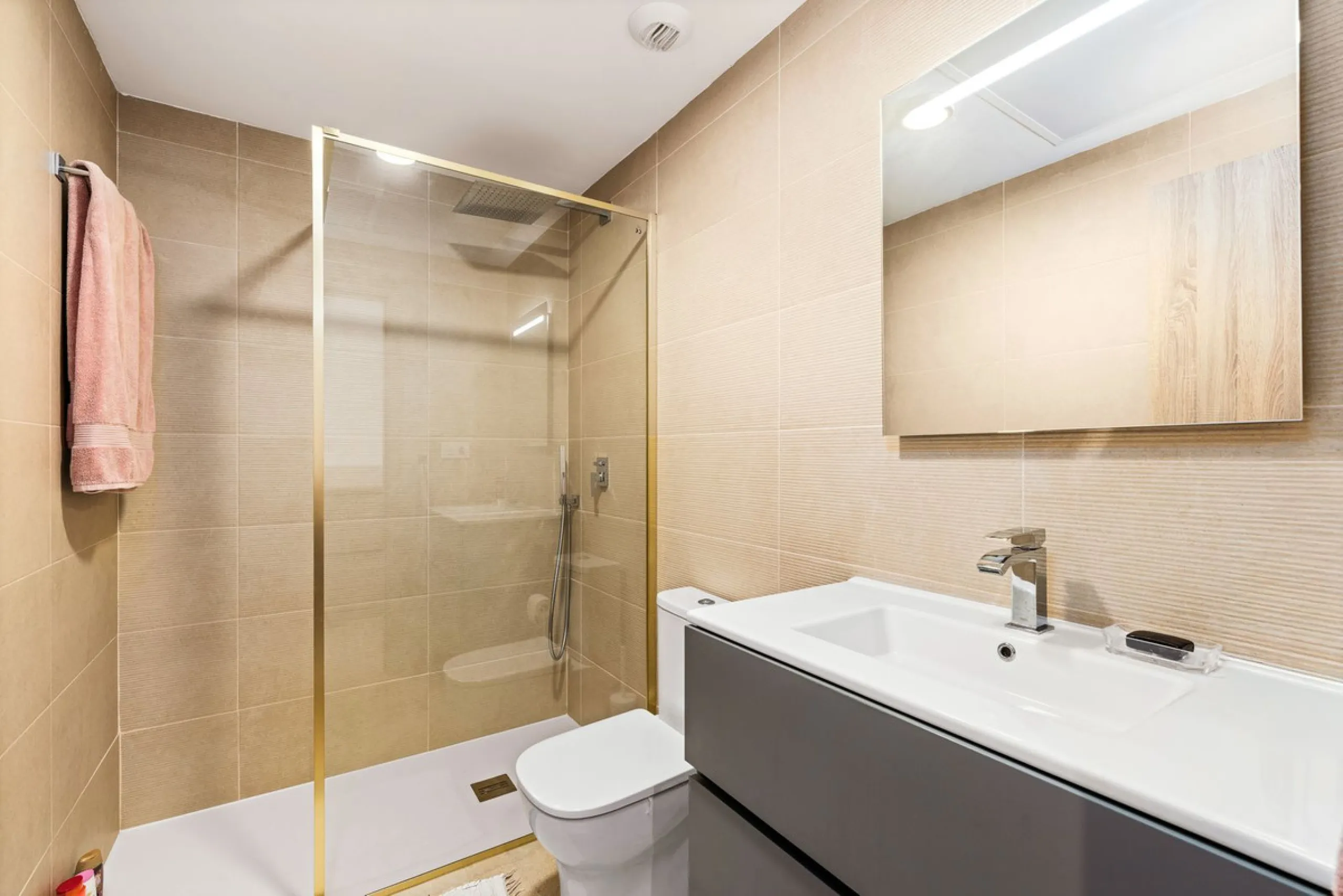 This modern townhouse is located in the newly constructed development, nestled within the renowned Estepona Golf area. The property enjoys a prime location, just a short drive from the beach, shopping, dining, and various amenities, making it ideal for pe