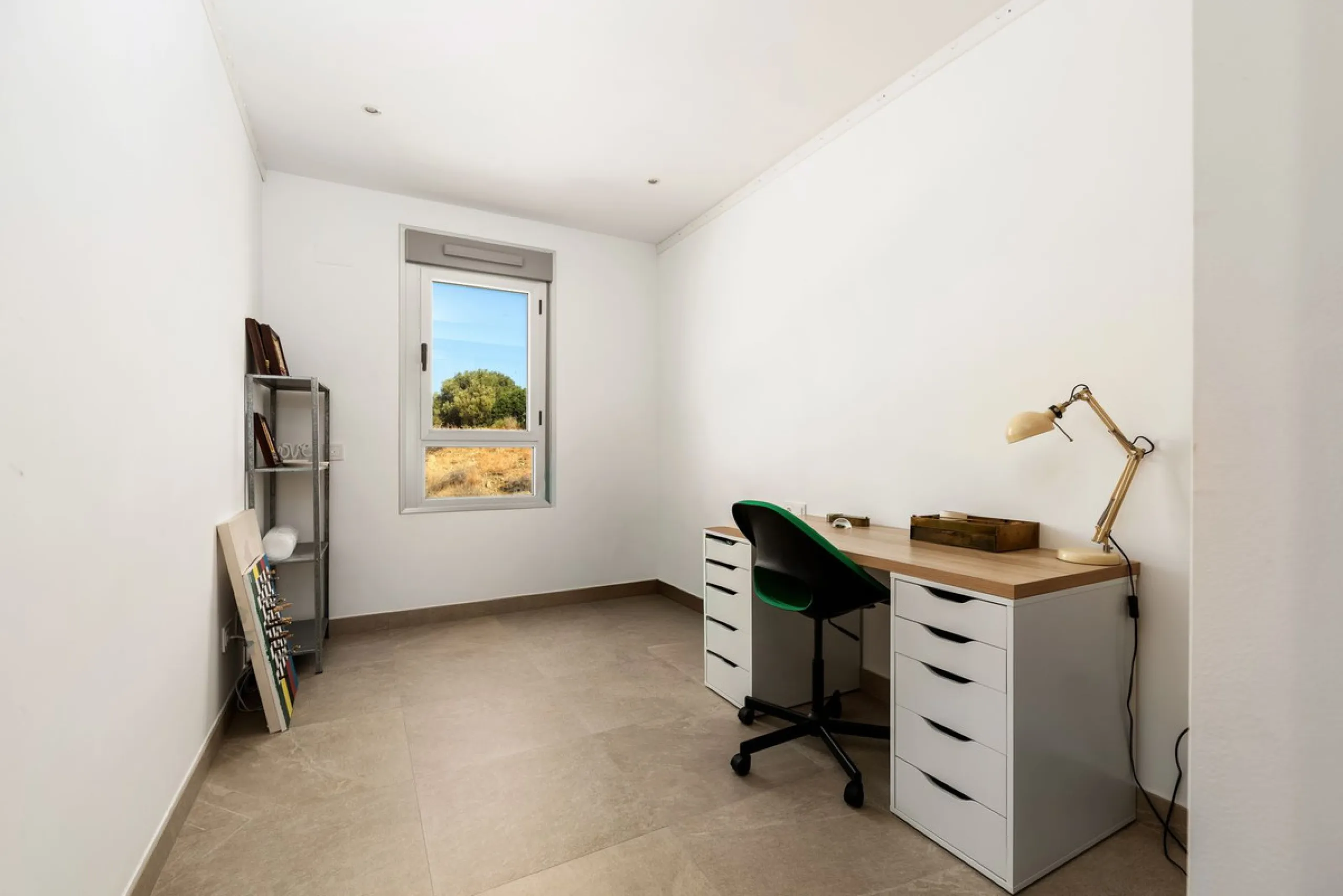 This modern townhouse is located in the newly constructed development, nestled within the renowned Estepona Golf area. The property enjoys a prime location, just a short drive from the beach, shopping, dining, and various amenities, making it ideal for pe