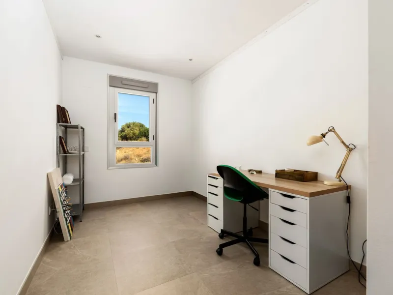 This modern townhouse is located in the newly constructed development, nestled within the renowned Estepona Golf area. The property enjoys a prime location, just a short drive from the beach, shopping, dining, and various amenities, making it ideal for pe