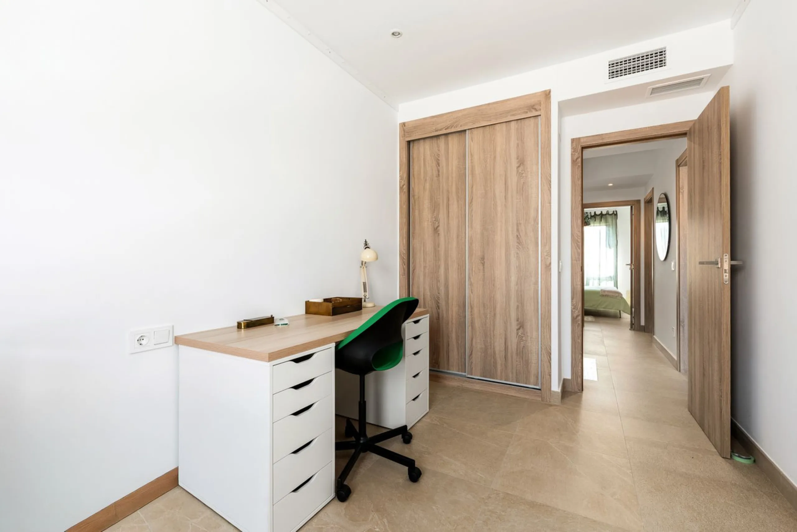 This modern townhouse is located in the newly constructed development, nestled within the renowned Estepona Golf area. The property enjoys a prime location, just a short drive from the beach, shopping, dining, and various amenities, making it ideal for pe