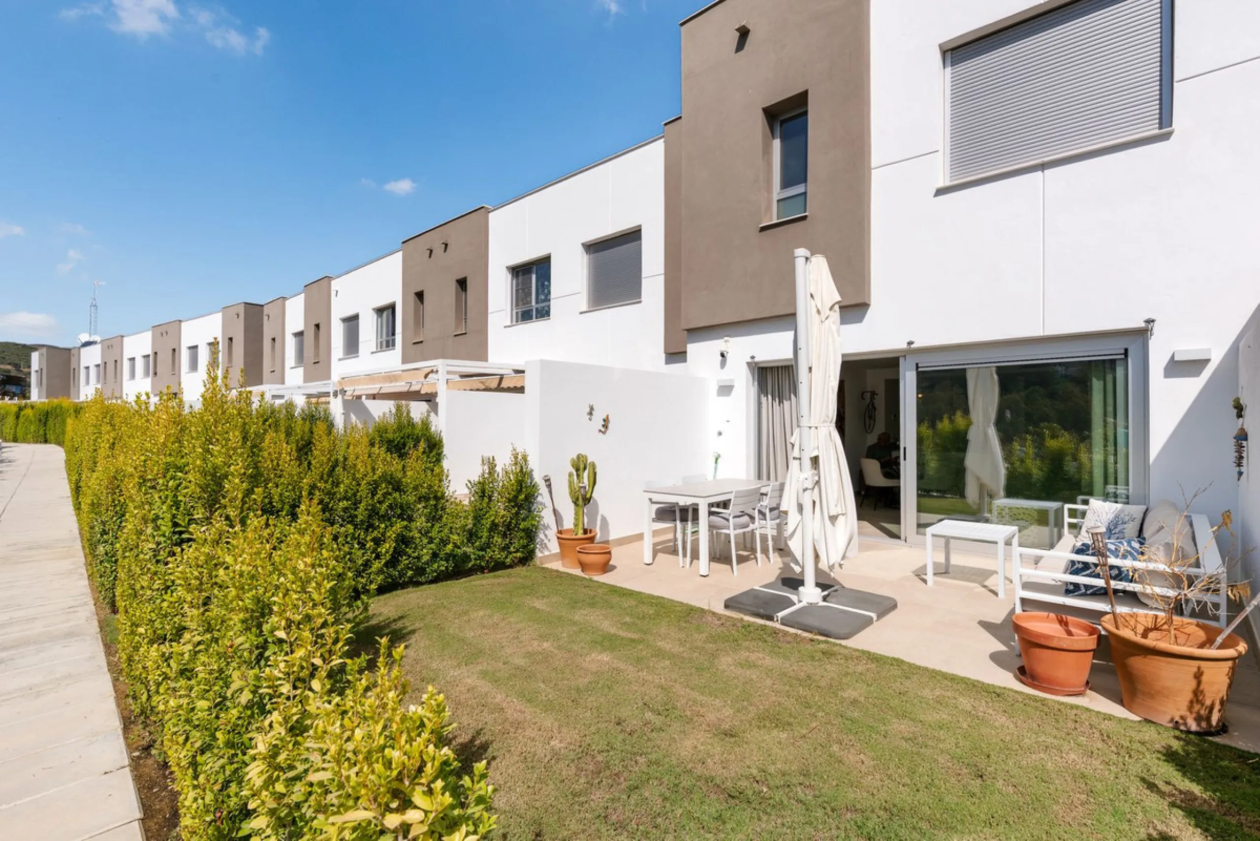 This modern townhouse is located in the newly constructed development, nestled within the renowned Estepona Golf area. The property enjoys a prime location, just a short drive from the beach, shopping, dining, and various amenities, making it ideal for pe