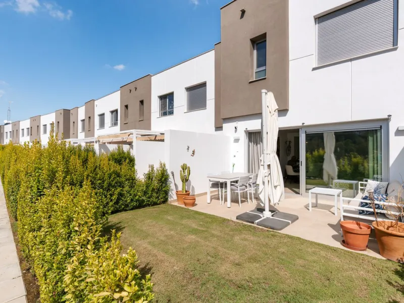 This modern townhouse is located in the newly constructed development, nestled within the renowned Estepona Golf area. The property enjoys a prime location, just a short drive from the beach, shopping, dining, and various amenities, making it ideal for pe