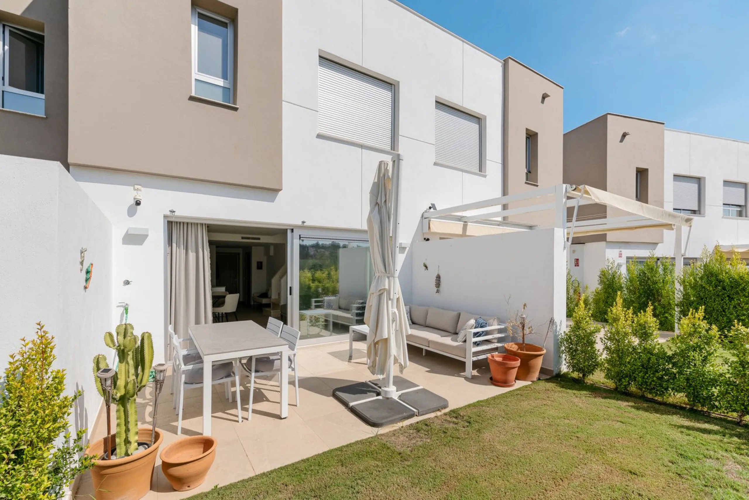 This modern townhouse is located in the newly constructed development, nestled within the renowned Estepona Golf area. The property enjoys a prime location, just a short drive from the beach, shopping, dining, and various amenities, making it ideal for pe